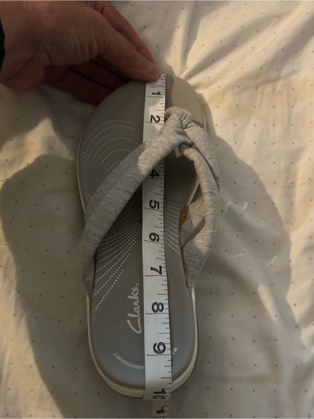 Clarks Cloudsteppers Gray Cushioned Flip Flops Coastal Mom Comfort - Picture 7 of 9